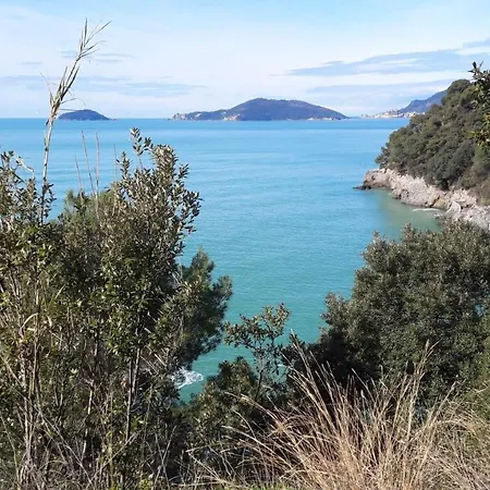 With One Bedroom In With Wonderful Sea View And Balcony 100 M From The Beach * Lerici
